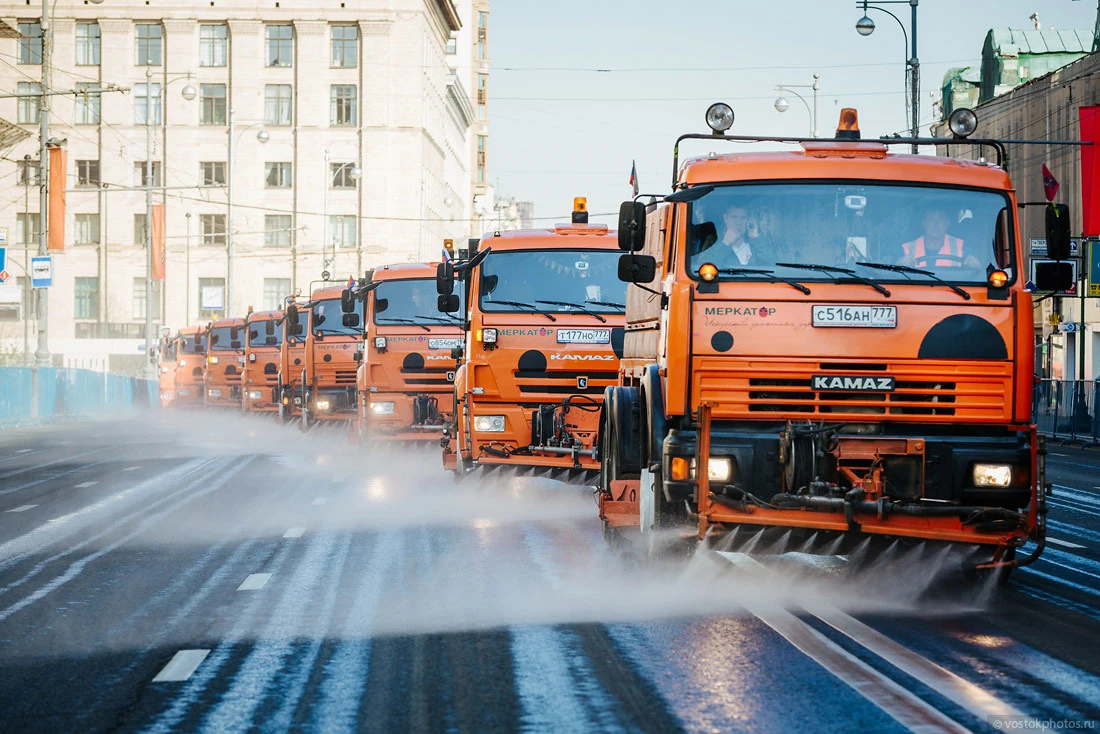 В Москве из-за жаркой погоды стали чаще поливать дороги и проводить аэрацию воздуха