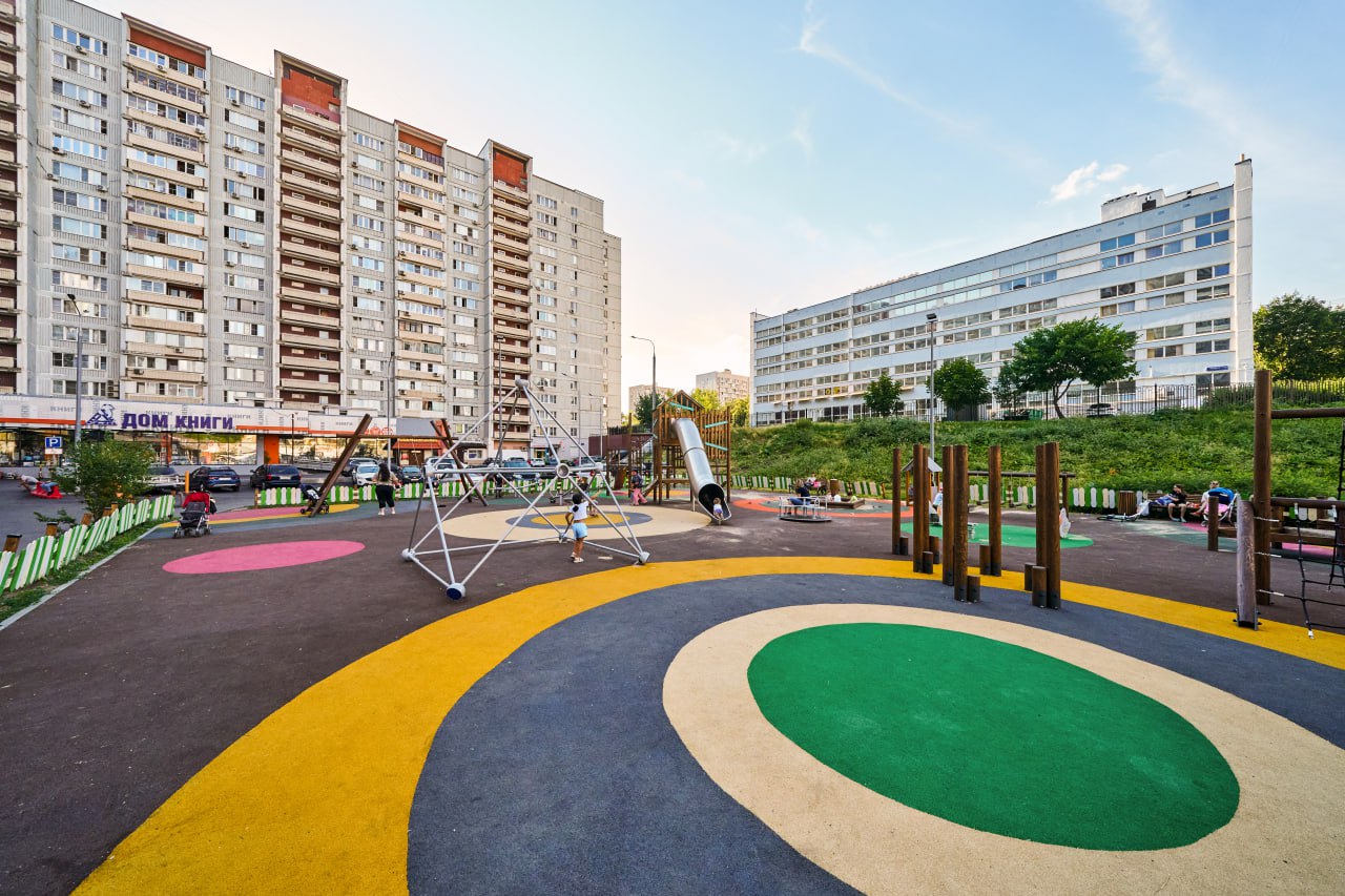 В Москве благоустроили территорию возле транспортного узла «Медведково»