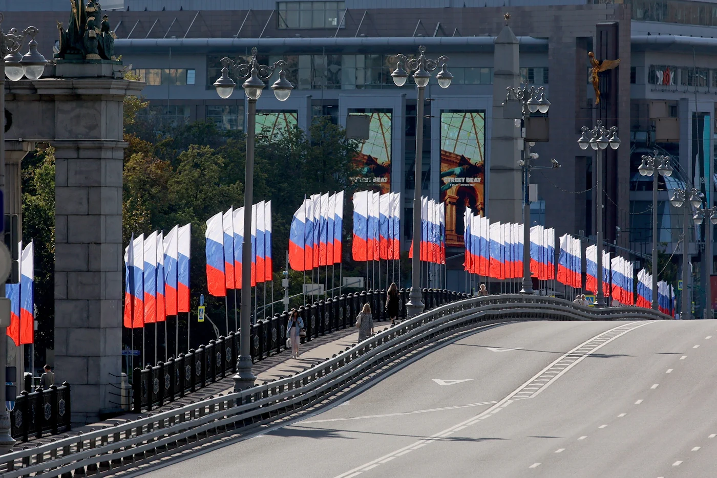 В честь Дня России Москву украсили порядка 2,3 тысяч флагов