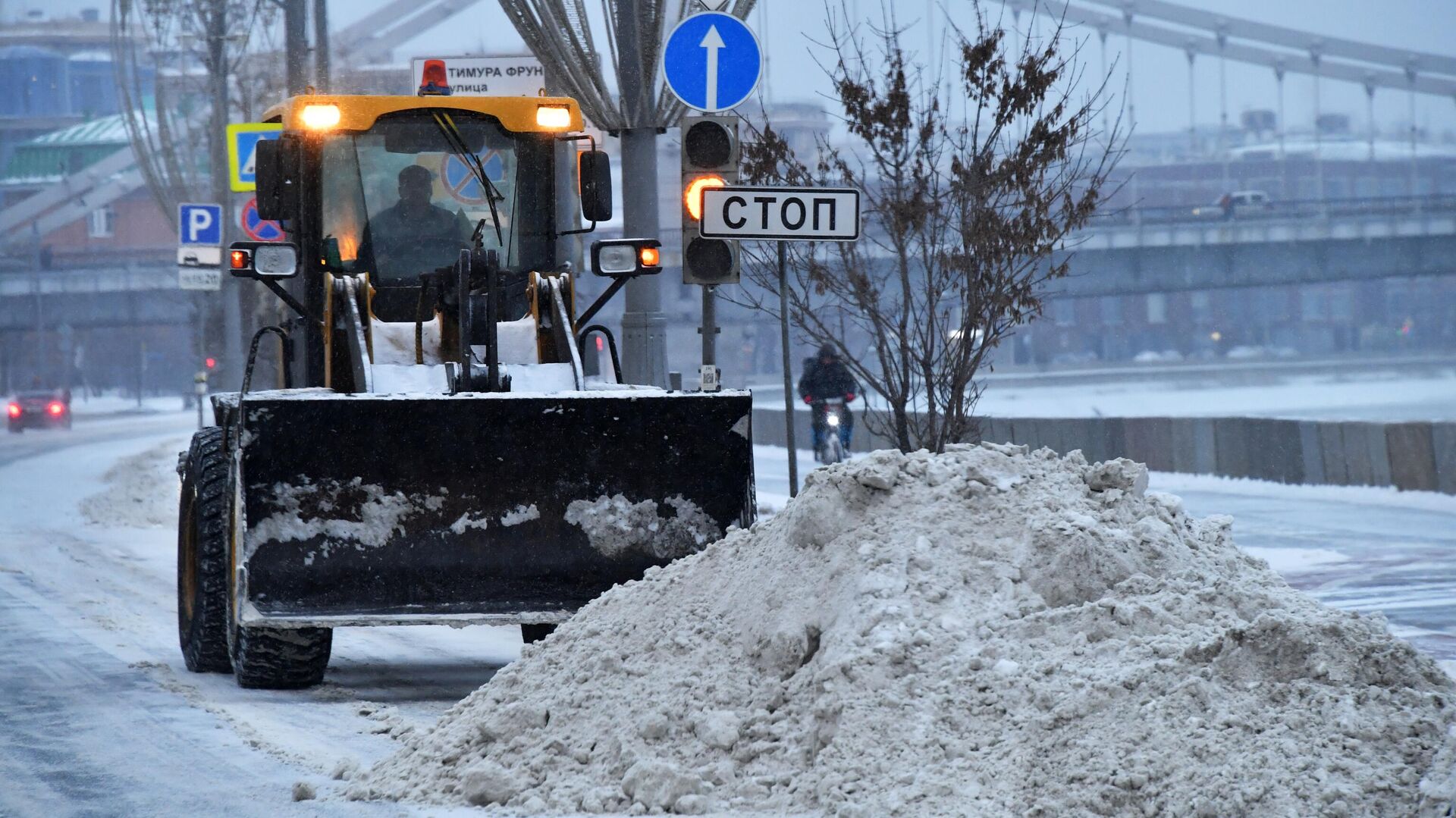 Работы по очистке Москвы от снега организованы в круглосуточном режиме