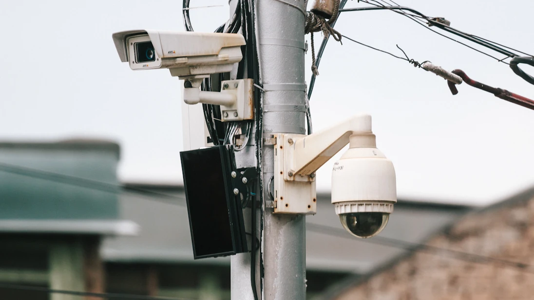 Контроль чистоты дворов в Санкт-Петербурге будут осуществлять 10 тыс. камер Контроль чистоты дворов в Санкт-Петербурге будут осуществлять 10 тыс. камер