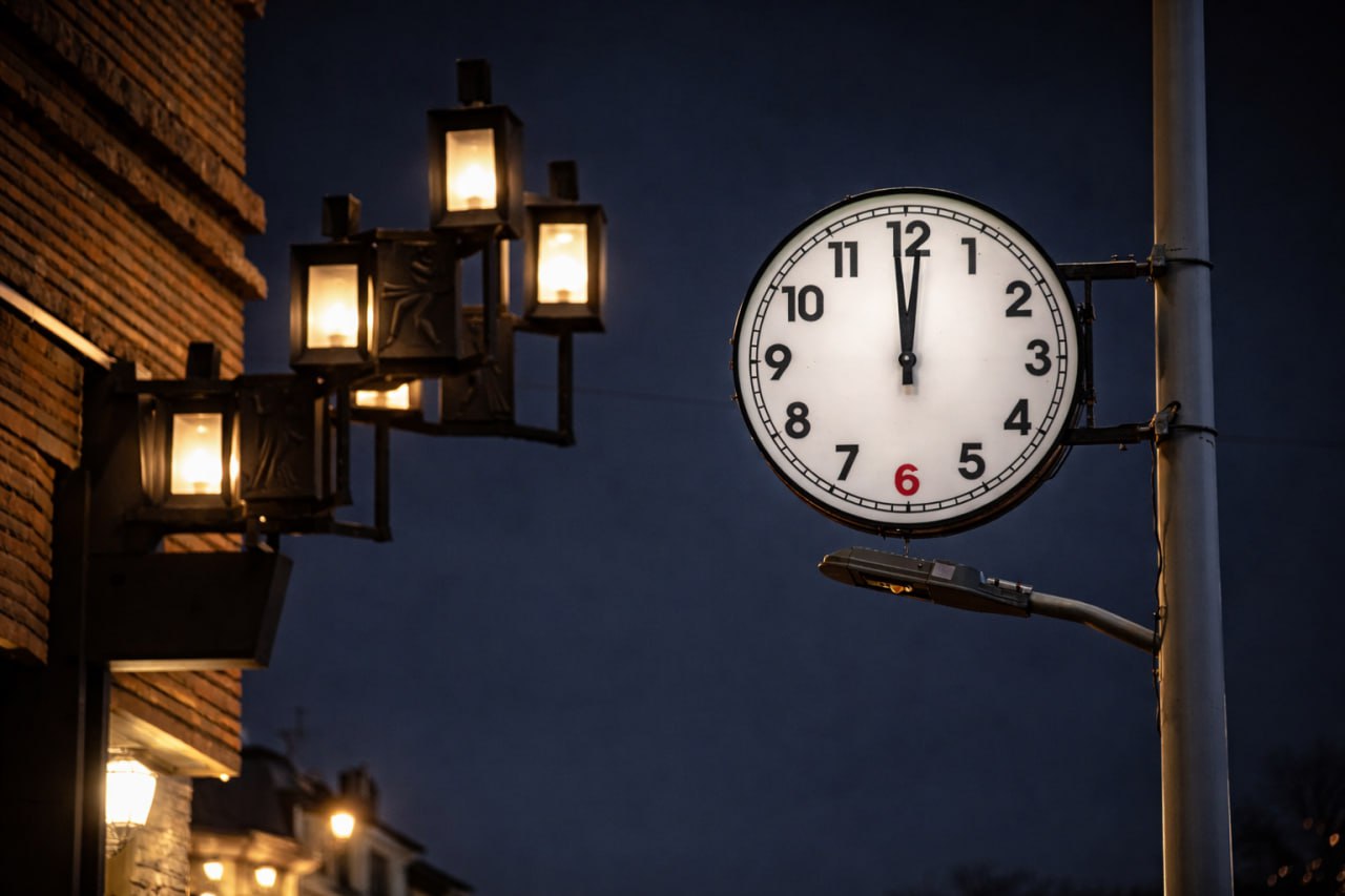 Более тысячи уличных часов в Москве синхронно отметили начало нового года