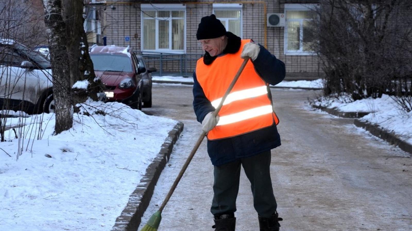 Дефицит кадров в сфере ЖКХ обусловлен низкими тарифами на жилищно-коммунальные услуги Дефицит кадров в сфере ЖКХ обусловлен низкими тарифами на жилищно-коммунальные услуги