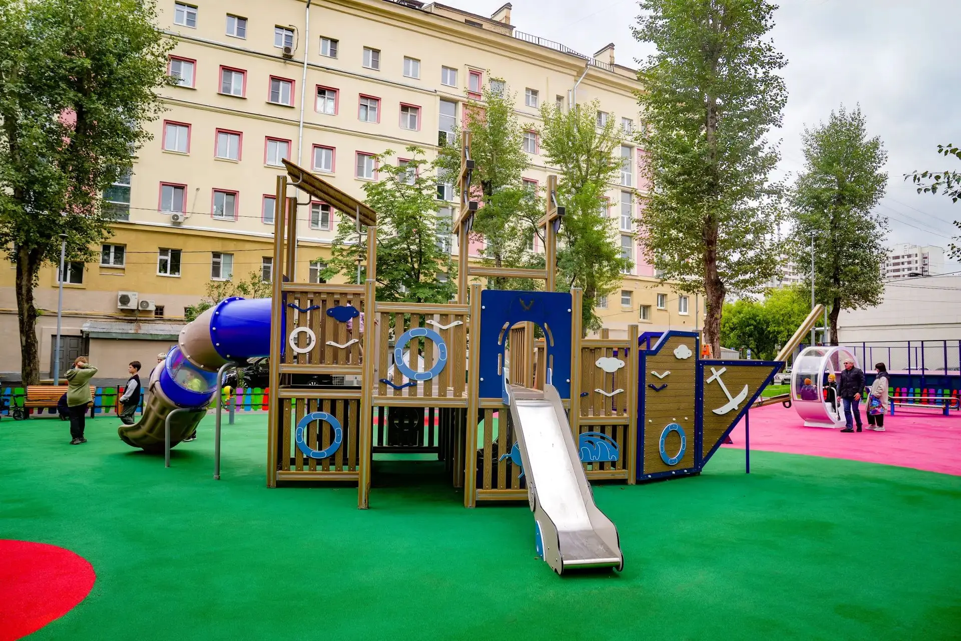 В московских дворах обустроили игровые площадки в морском стиле В московских дворах обустроили игровые площадки в морском стиле