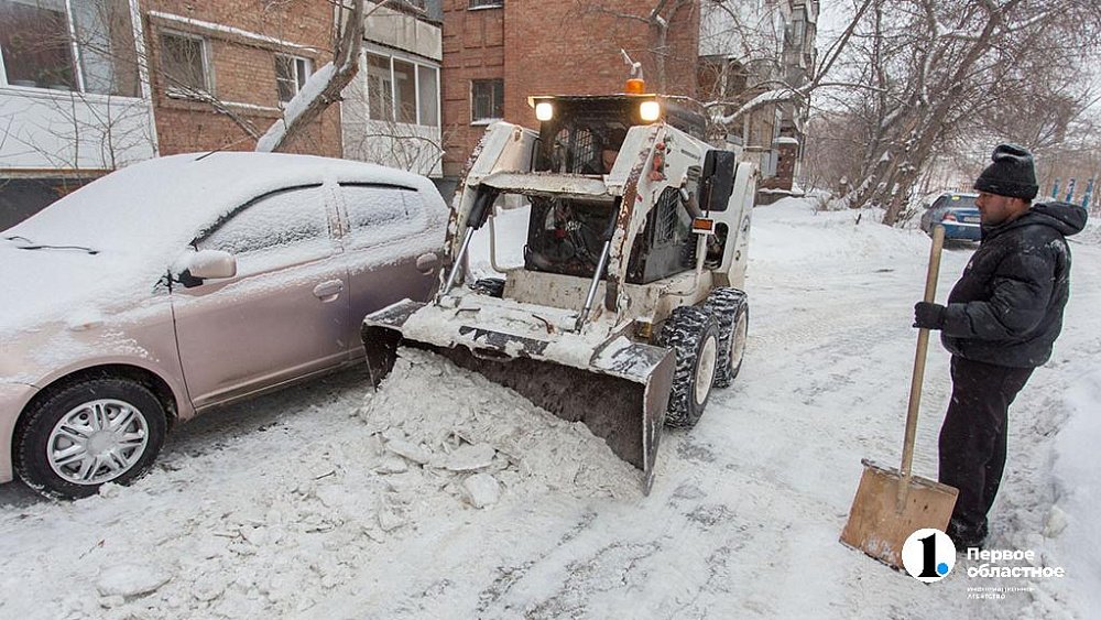 В уборке снега в Челябинске задействовали 1600 дворников