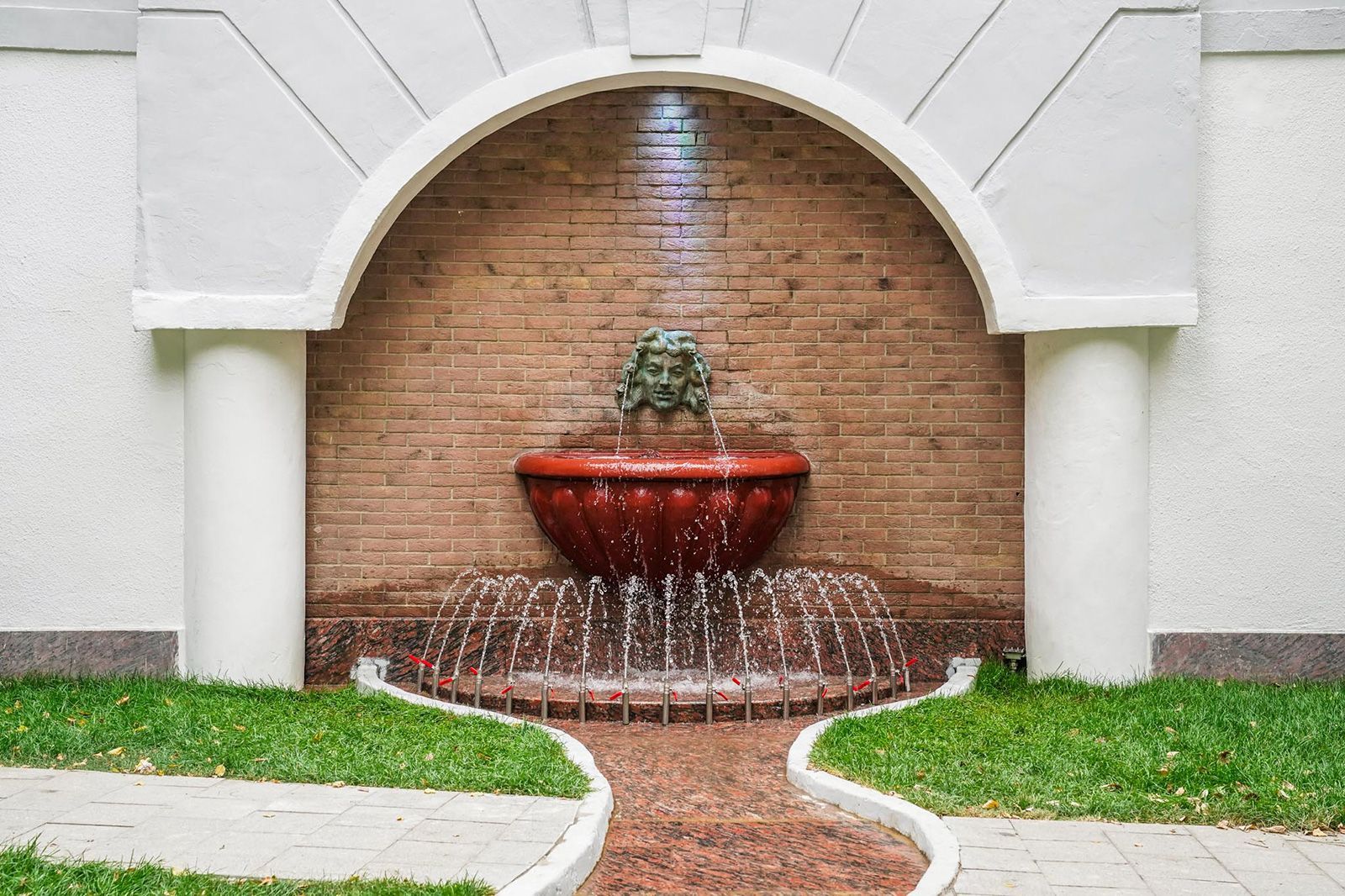 В саду «Аквариум» привели в порядок фонтаны после зимнего сезона