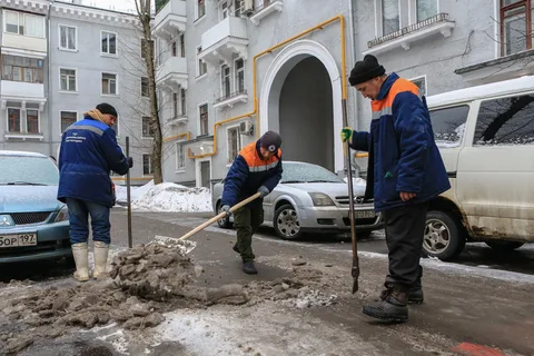 Городские службы Москвы борются с последствиями резкого потепления после снегопада