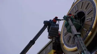 Завершается установка световой инсталляции «Время Рождества» в Лужниках