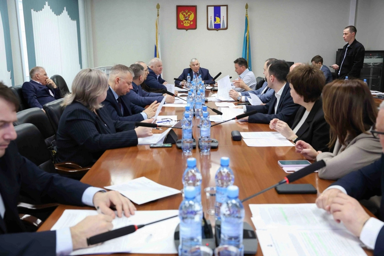 Сахалинская областная Дума рассмотрела законопроект о штрафах за парковку у контейнерных площадок