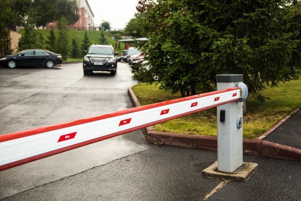 Шлагбаум во дворе. Законность установки и кто обязан его обслуживать