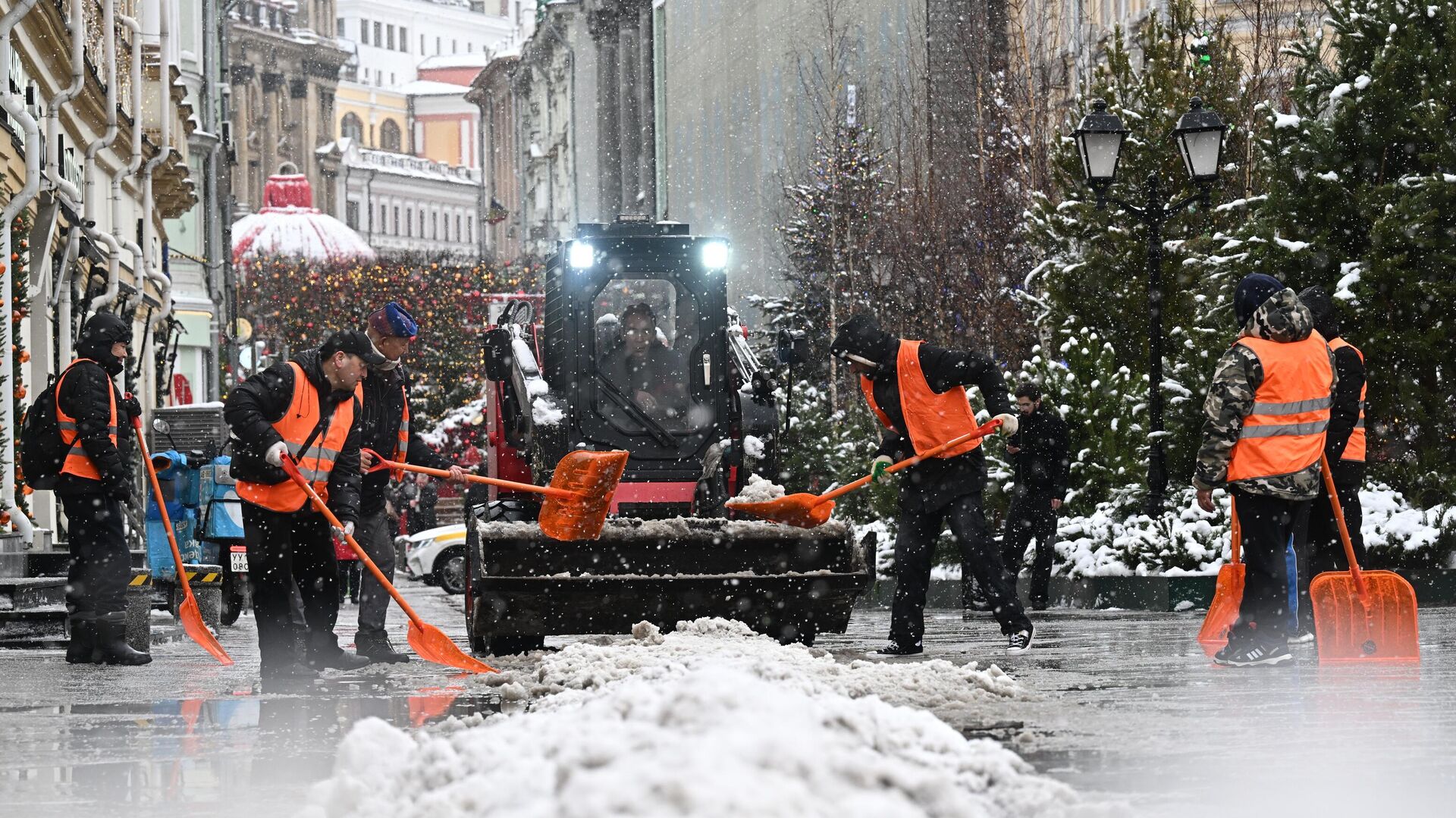 В Москве продолжаются масштабные работы по уборке снега