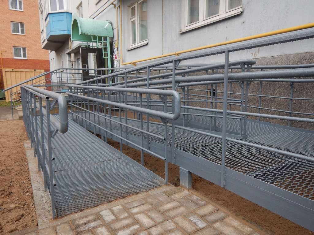 Как установить пандус для маломобильных людей в многоквартирном доме