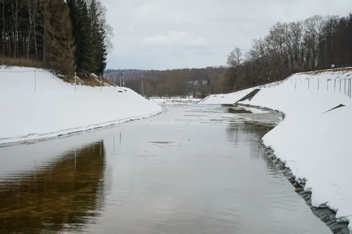 Москва начала превентивный сброс воды из водохранилищ из-за аномальных сугробов Москва начала превентивный сброс воды из водохранилищ из-за аномальных сугробов