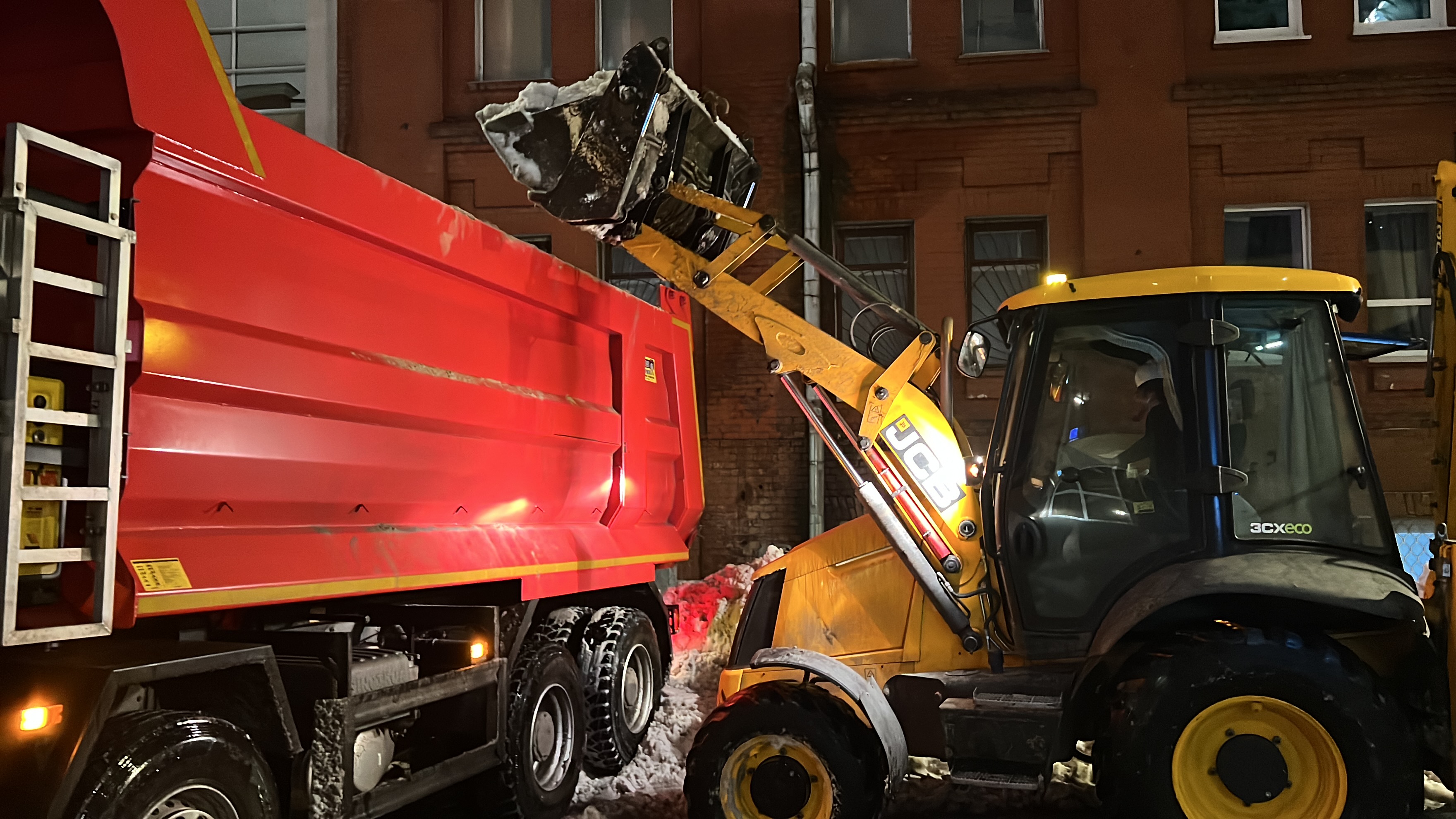 В Москве на протяжении всей ночи повсеместно ликвидировали последствия мощных снегопадов