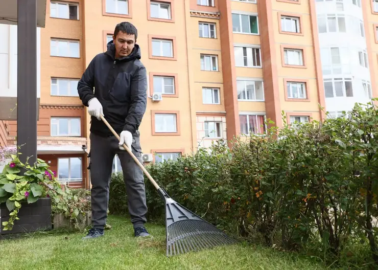 Лучший дворник Красноярска работает в Железнодорожном районе