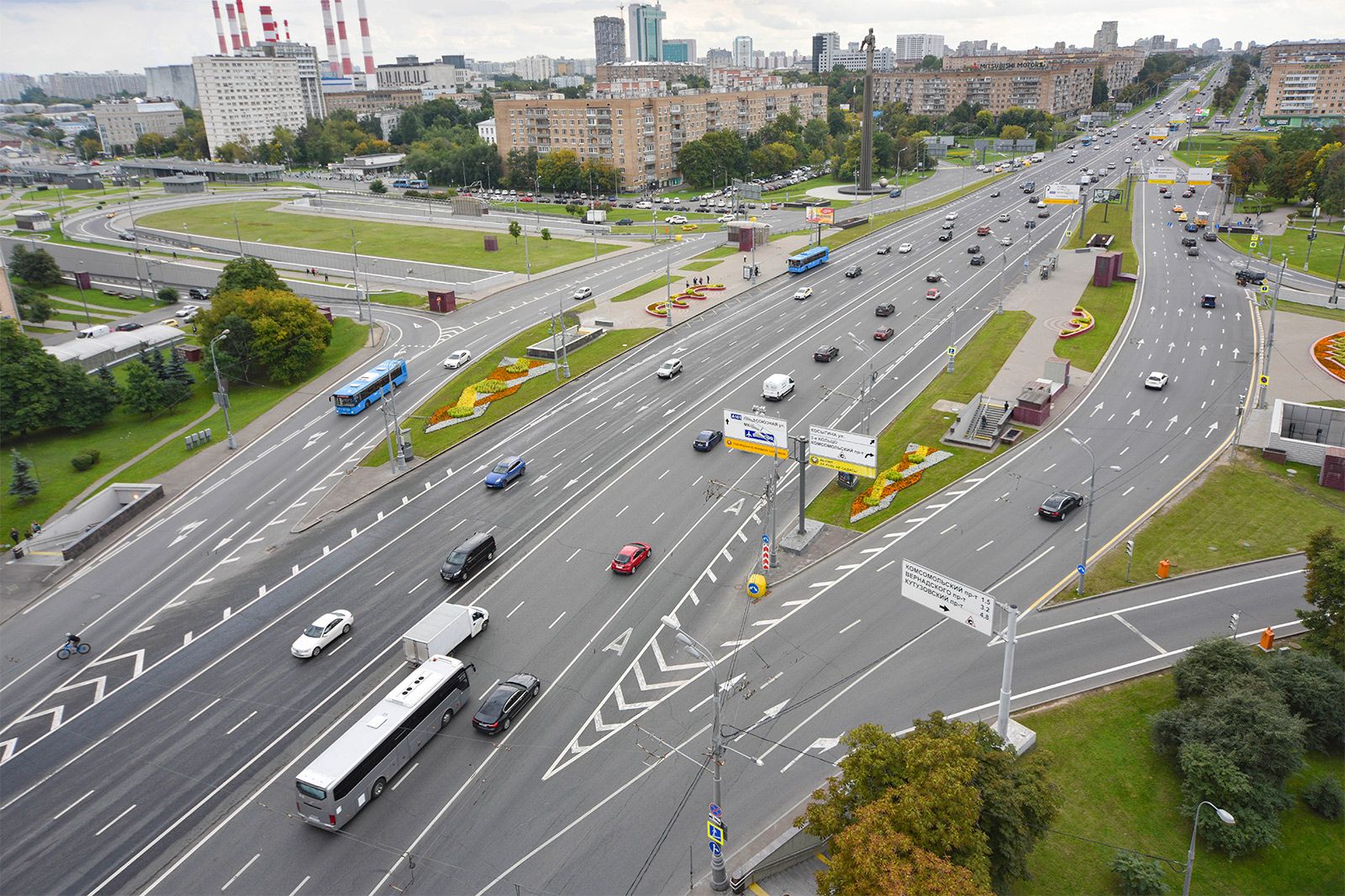 На Ленинском проспекте в Москве обновили более 100 тысяч квадратных метров дорожного покрытия На Ленинском проспекте в Москве обновили более 100 тысяч квадратных метров дорожного покрытия