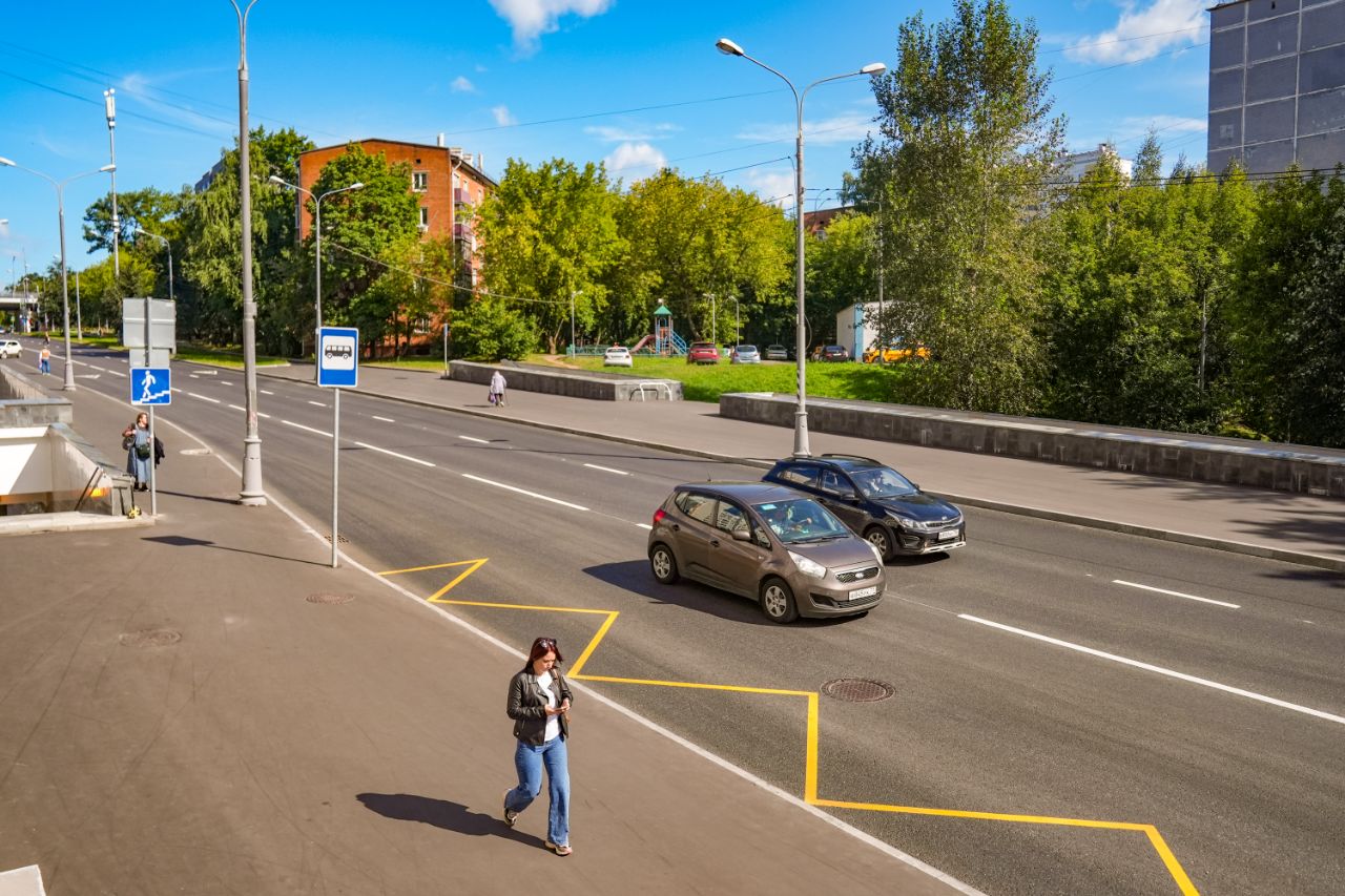 Новый асфальт уложили на Вяземской улице на западе Москвы