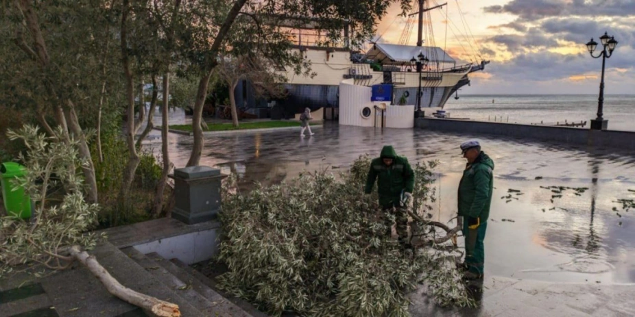 В результате сильного урагана 400 тысяч крымчан лишились света, водоснабжения и отопления В результате сильного урагана 400 тысяч крымчан лишились света, водоснабжения и отопления