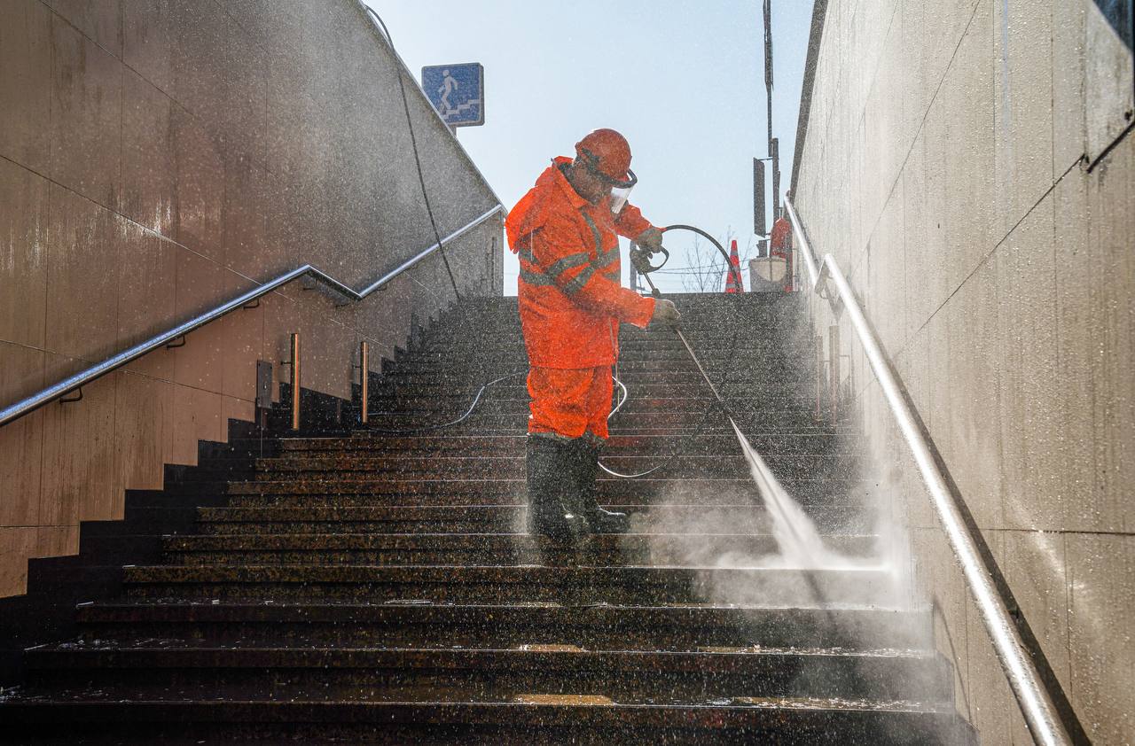 Более 1 тысячи пешеходных переходов промыты в Москве в рамках месячника благоустройства