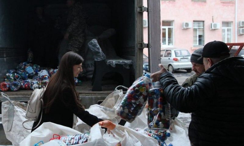 На Кубани появились лавочки из переработанных пластиковых крышек