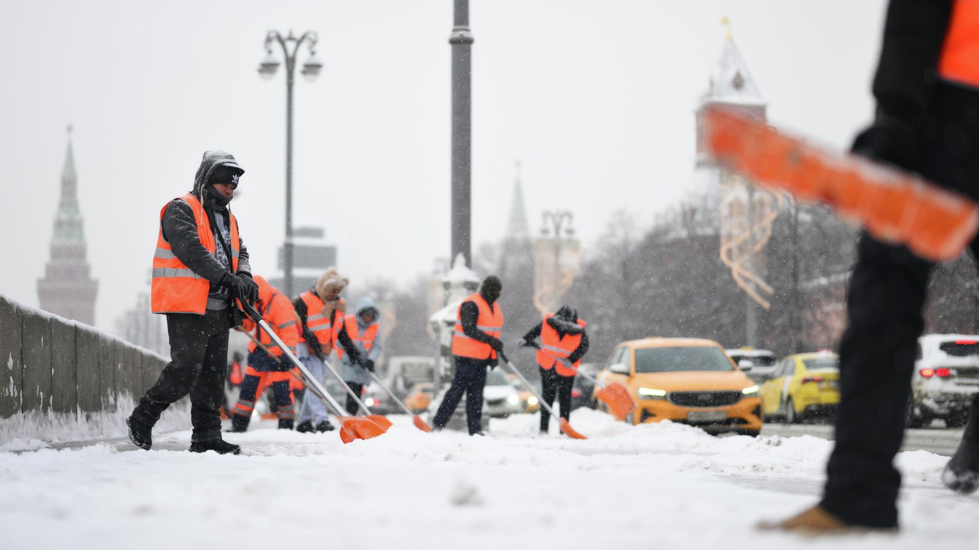 В Москве коммунальные службы круглосуточно устраняют последствия сильнейшего снегопада