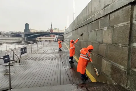 В Москве начали подготовку набережных к летней навигации