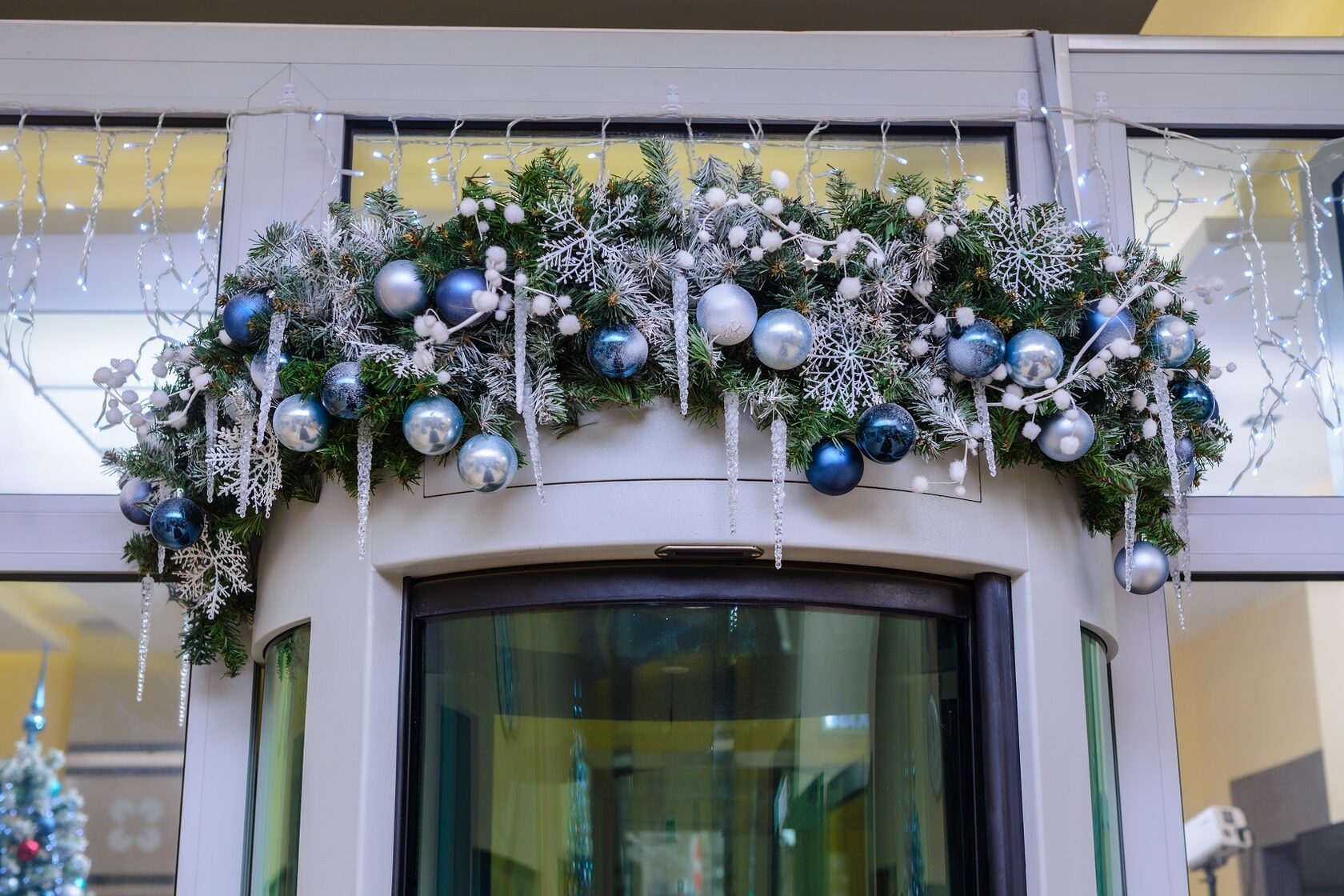 В Санкт-Петербурге представили рекомендации по новогоднему оформлению витрин и входных групп