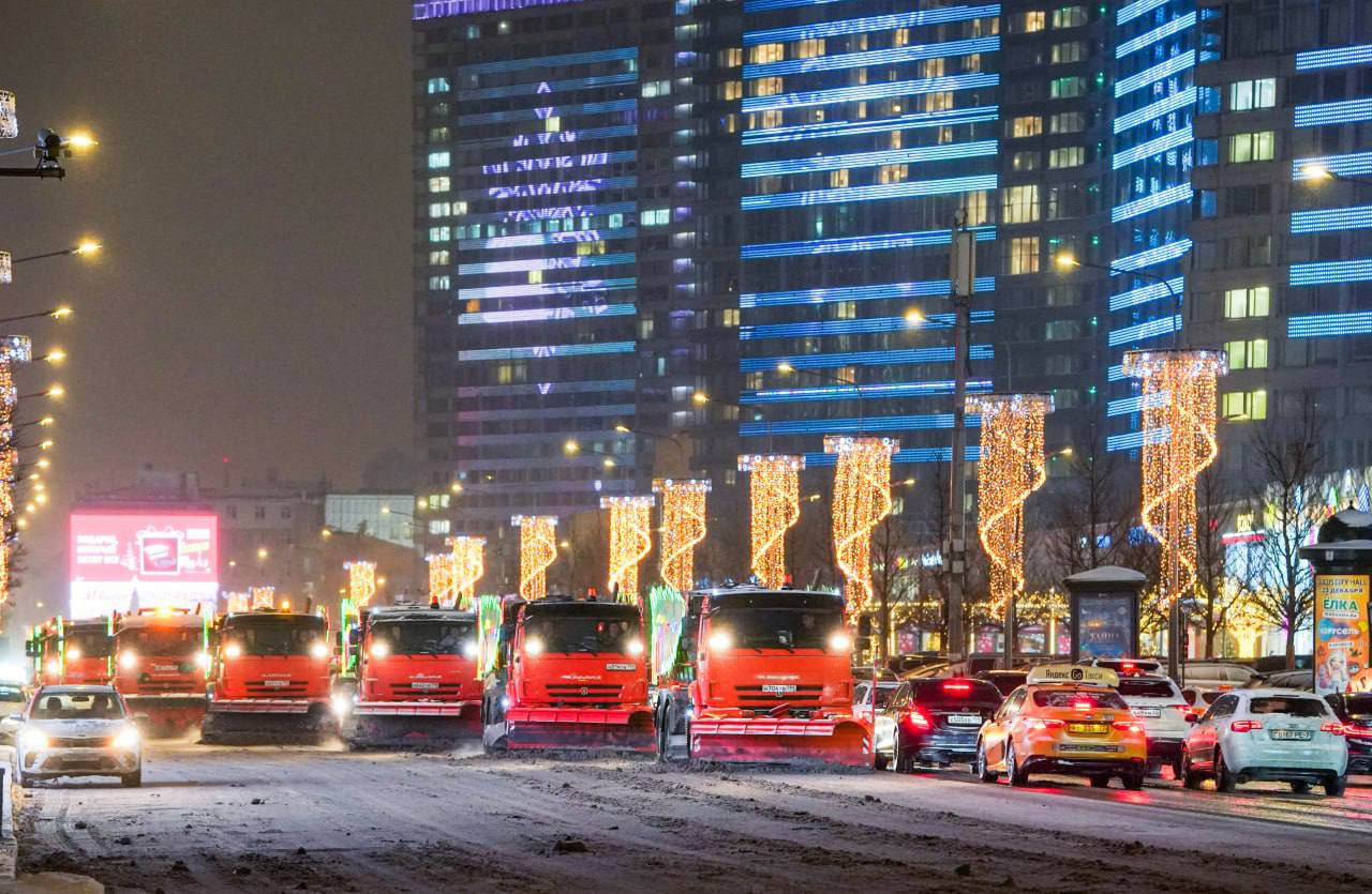 Последствия сильного снегопада в Москве устраняются в круглосуточном режиме