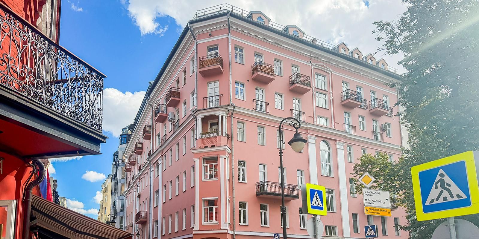 В центре Москвы обновляют три исторических дома в стиле неоклассицизма В центре Москвы обновляют три исторических дома в стиле неоклассицизма