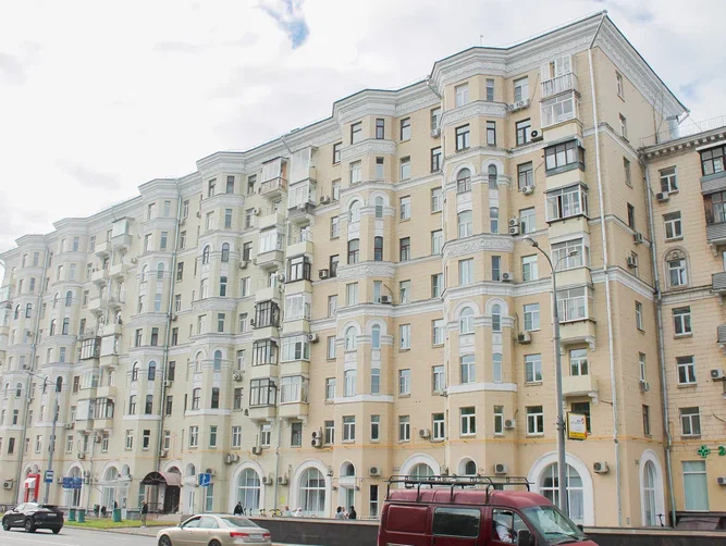 В Москве за 10 лет капитально отремонтировали 65 домов с историческими розетками на фасадах