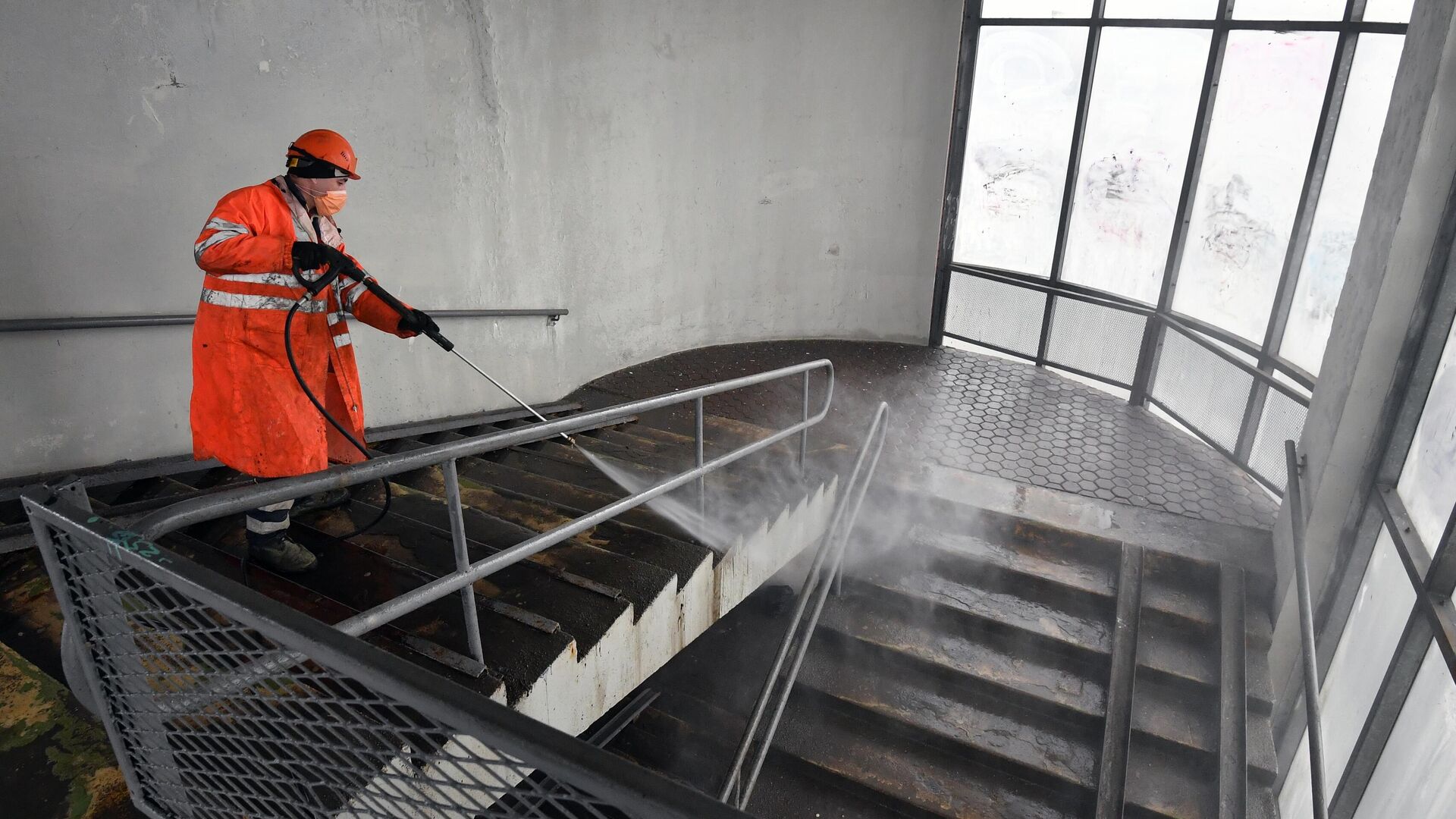 В Москве промоют более 700 подземных и надземных пешеходных переходов