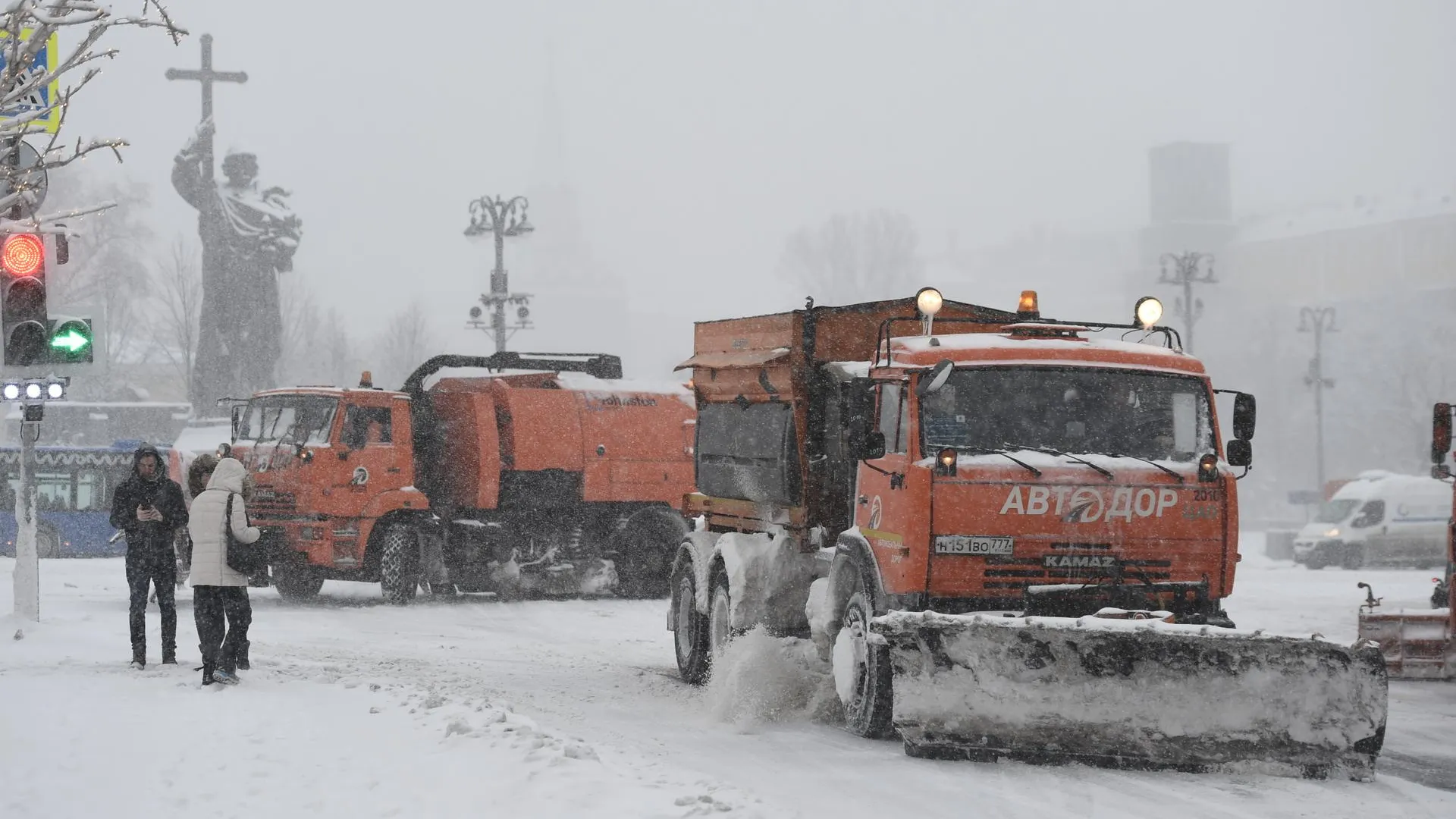 В Москве к уборке снега привлекли около 130 тыс. человек и более 15 тыс. единиц техники