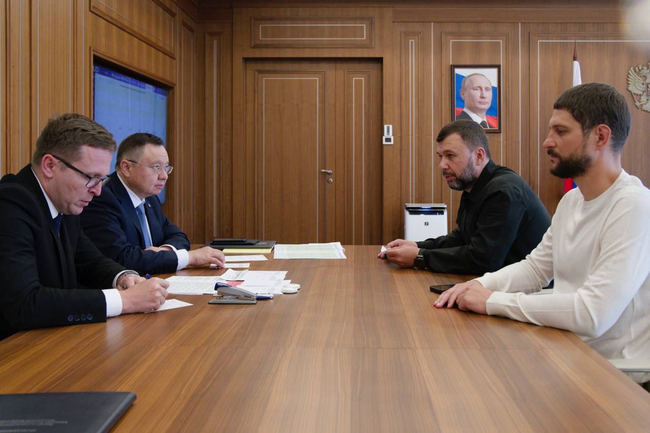 Ирек Файзуллин и Денис Пушилин обсудили планы по капитальному ремонту и благоустройству в ДНР Ирек Файзуллин и Денис Пушилин обсудили планы по капитальному ремонту и благоустройству в ДНР