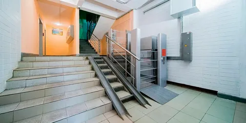 В столичных многоэтажках до конца года смонтируют 250 подъёмников для людей с инвалидностью