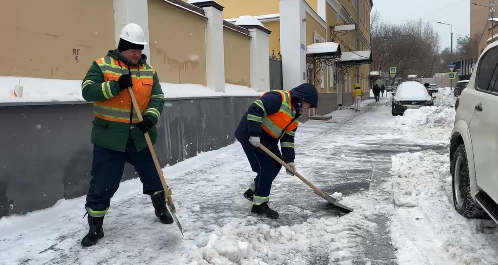 В Москве в круглосуточной уборке снега задействовали дополнительно 12 тысяч коммунальщиков В Москве в круглосуточной уборке снега задействовали дополнительно 12 тысяч коммунальщиков
