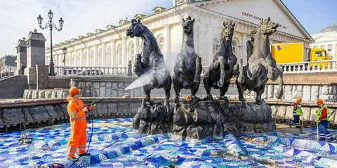 В Москве началась очистка знаменитого фонтана «Река Неглинная» на Манежной площади В Москве началась очистка знаменитого фонтана «Река Неглинная» на Манежной площади