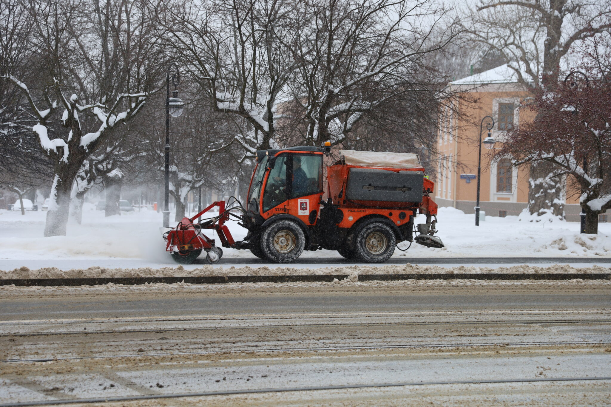 Городские службы продолжают круглосуточную уборку последствий снегопада