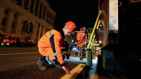 В Москве начали обновлять дорожную разметку