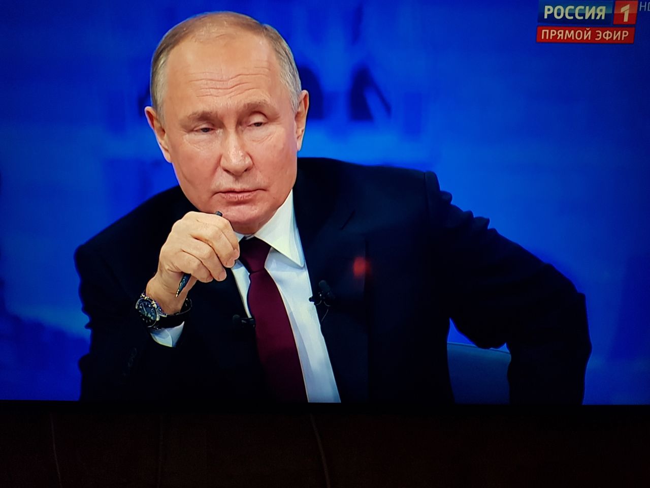 Президент России во время «прямой линии» поддержал отмену банковских комиссий при оплате ЖКУ для пенсионеров