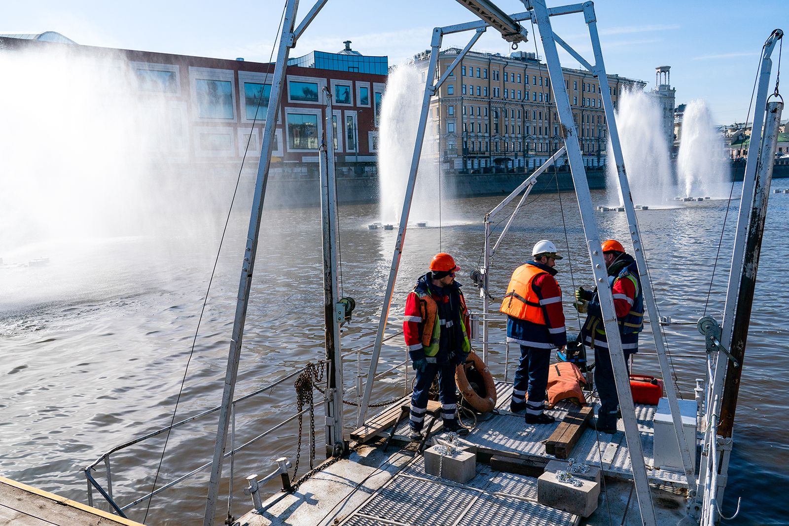 В Москве началась консервация плавающих фонтанов на Водоотводном канале В Москве началась консервация плавающих фонтанов на Водоотводном канале