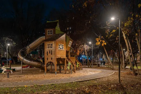 Модернизация уличного освещения продолжается в западных районах Москвы