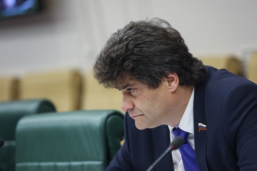 Сенатор Высокинский предупредил о рисках срыва графика замены лифтов