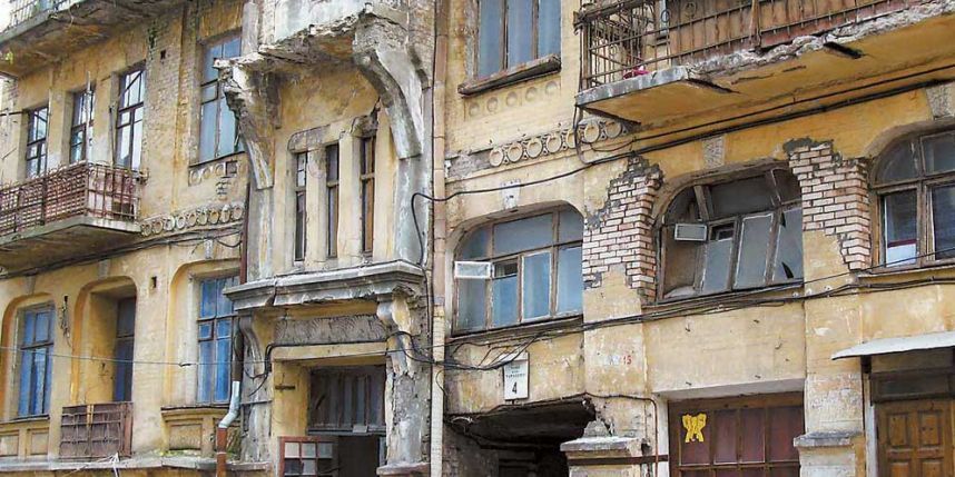 Государственная Дума приняла в первом чтении законопроект о назначении управляющих компаний для аварийных домов