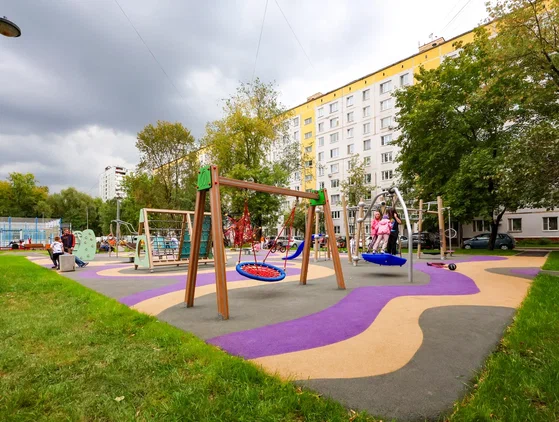 В районе Отрадное Москвы благоустроили квартал с игровыми и спортивными площадками