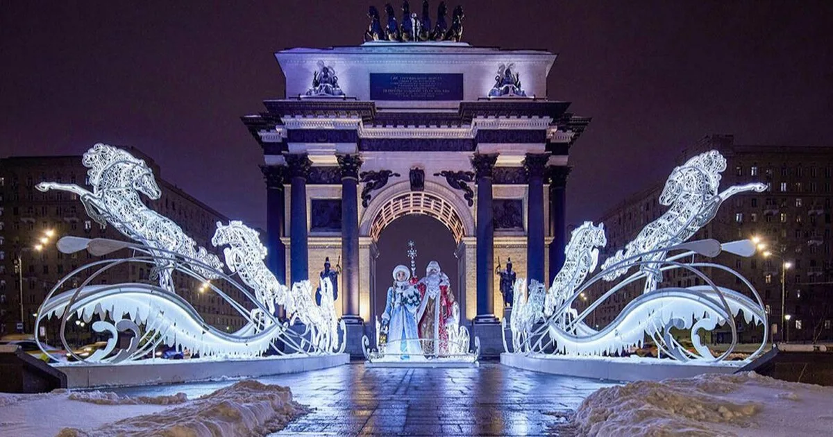 В Москве начались основные работы по новогоднему украшению города