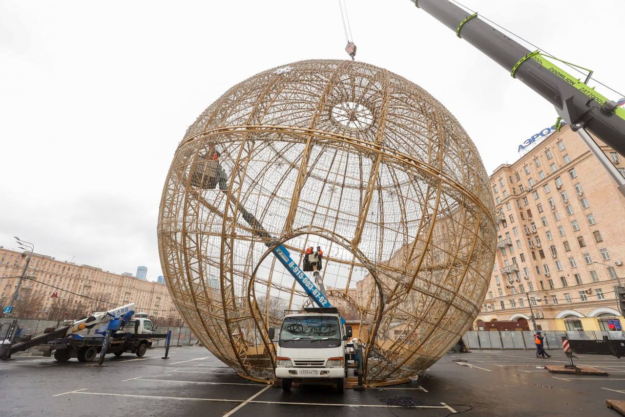 В Москве начались работы по установке световых конструкций к новогодним и рождественским праздникам В Москве начались работы по установке световых конструкций к новогодним и рождественским праздникам