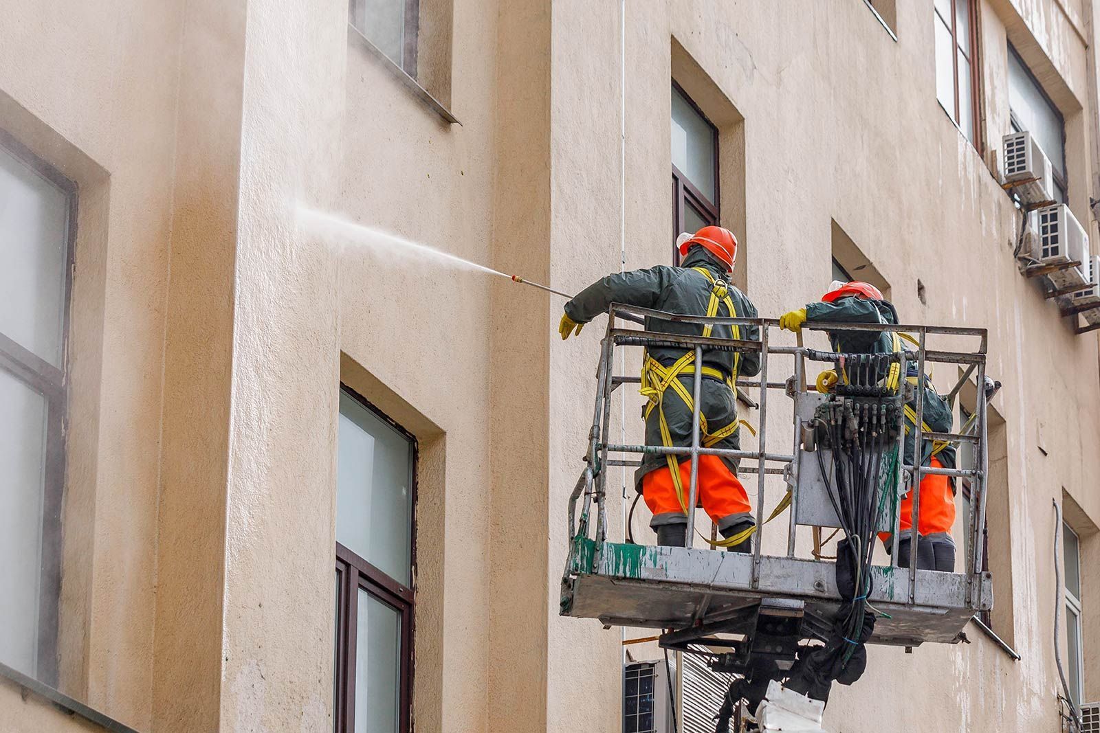 В Москве началась весенняя промывка фасадов зданий