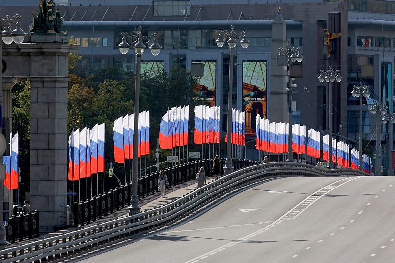 В честь Дня России Москву украсили порядка 2,3 тысяч флагов