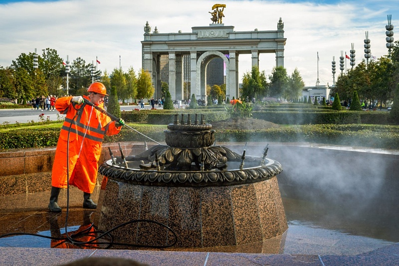 Специалисты КГХ Москвы завершили подготовку фонтанов Центральной аллеи ВДНХ к зимнему сезону