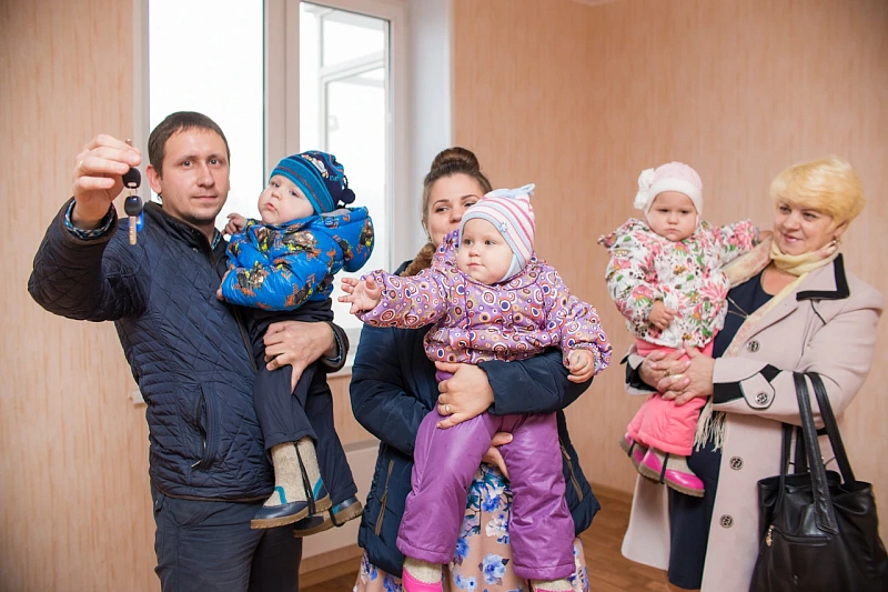 Многодетные семьи могут получить внеочередные квартиры: в Госдуму внесен законопроект